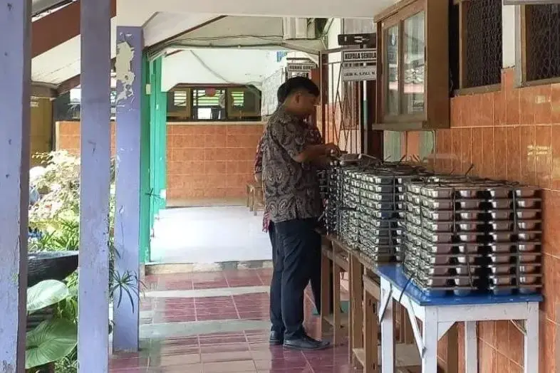 students-in-sukoharjo-suffer-food-poisoning-after-free-meal-program