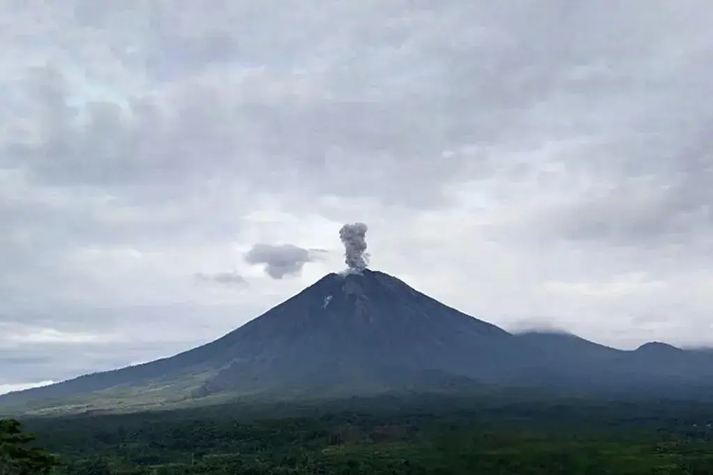 mount-semeru-erupts-spews-ash-columns-up-to-1-kilometer