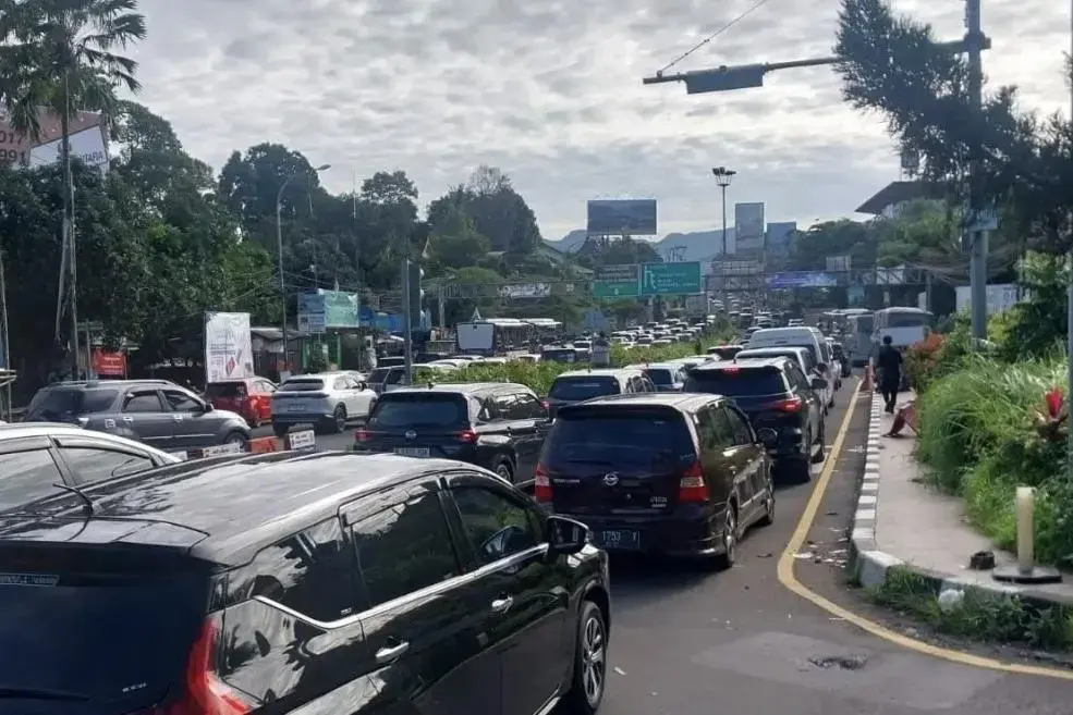 traffic-gridlock-on-puncak-route-due-to-odd-even-checks