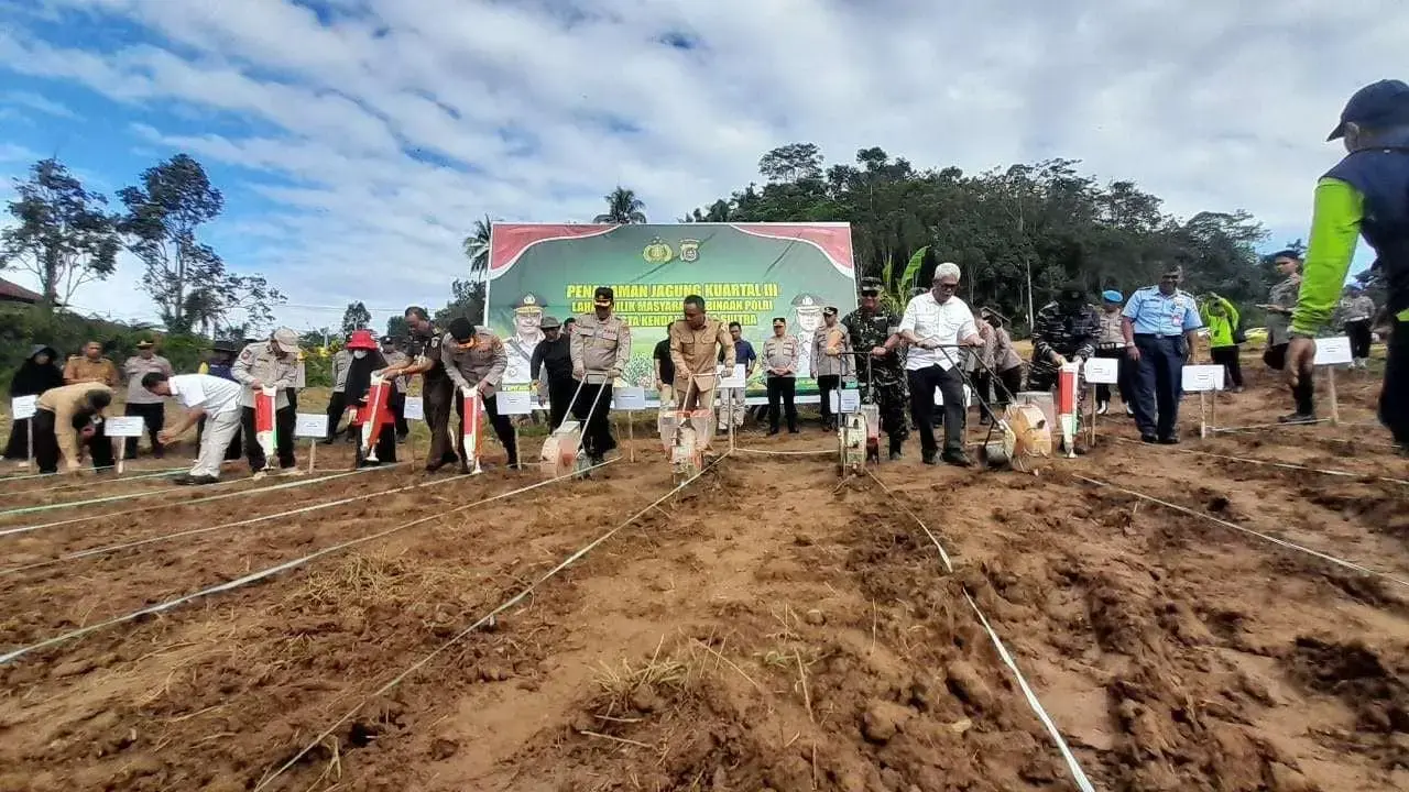 police-and-farmer-group-together-sowing-corn-seeds-in-abeli-dalam