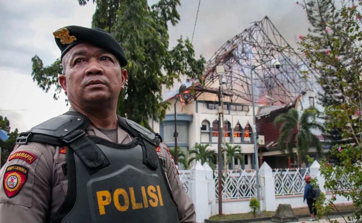 ntb-police-name-12-suspects-in-looting-and-arson-of-dprd-building