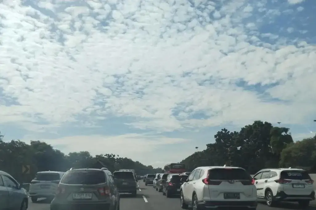 jakarta-cikampek-toll-road-congestion-spurs-contraflow-traffic-management