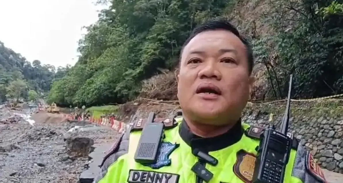 police-begin-limited-reopening-trial-of-lembah-anai-road-for-motorcycles-after-disaster