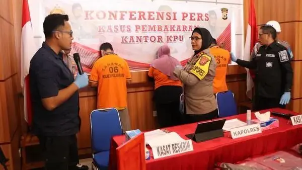 police-apprehended-two-arsons-of-maluku-kpu-office-along-with-the-mastermind