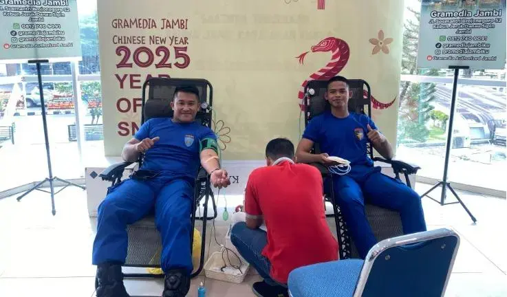 jambi-regional-police-join-in-the-blood-donor-with-jambi-gramedia-event