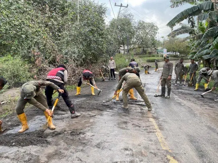 police-cleans-up-road-following-mount-lewotobi-laki-laki-spews-volcanic-ash