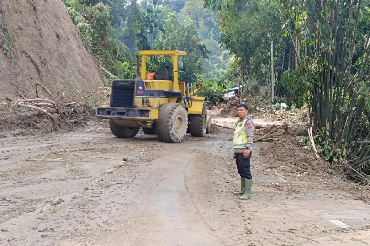 medan-berastagi-road-reopened-after-landslide-cleanup