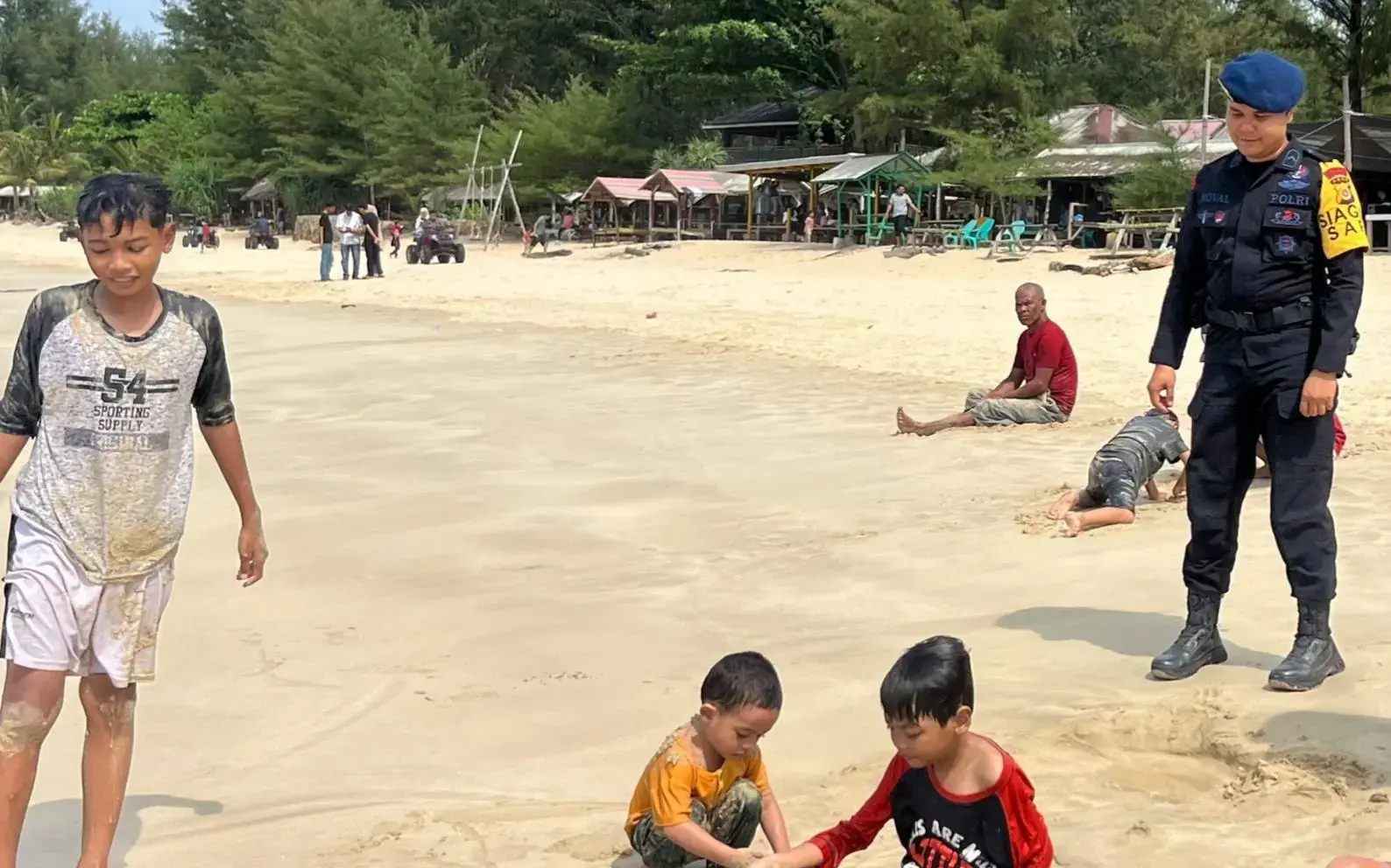 police-personnel-deployed-to-aceh-tourist-destinations-amidst-the-peak-of-holiday-seasons