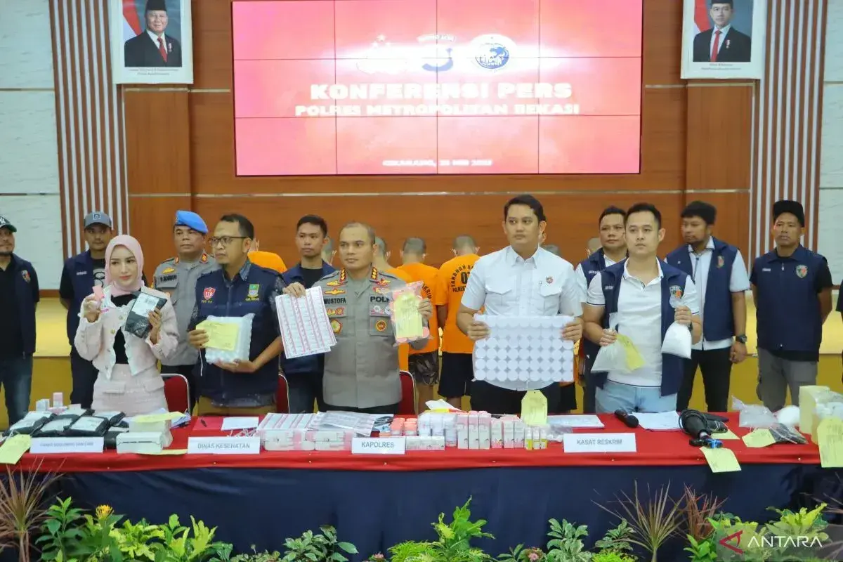 eight-counterfeiters-of-cosmetic-products-arrested-by-police-in-bekasi