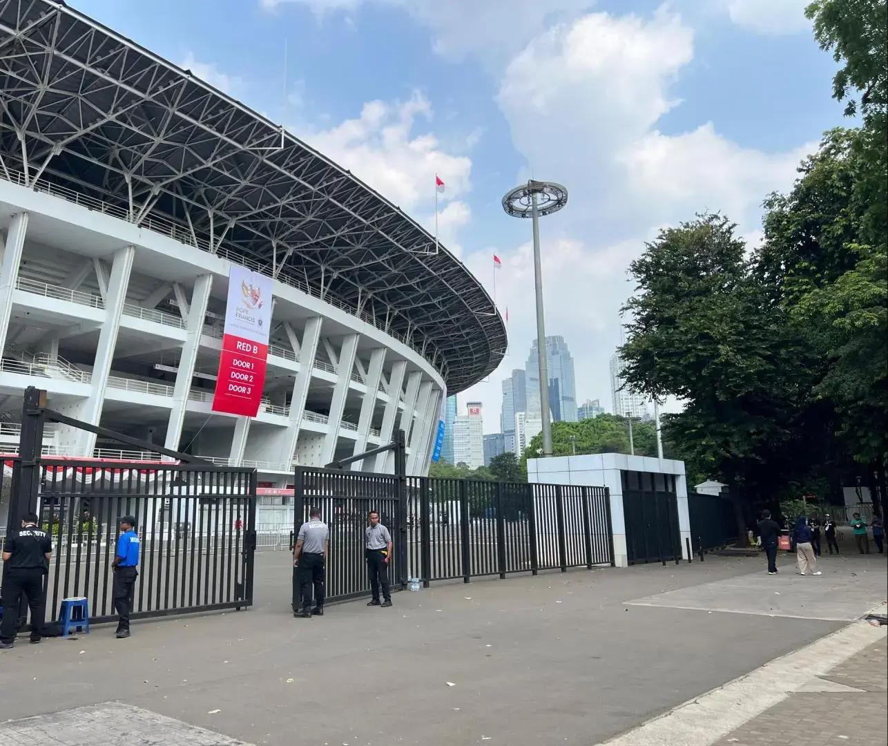 Police Sterilized GBK Area Ahead of Pope Francis Grand Mass