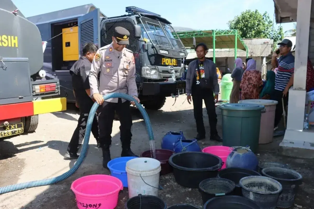 lombok-police-distribute-clean-water-to-drought-affected-residents