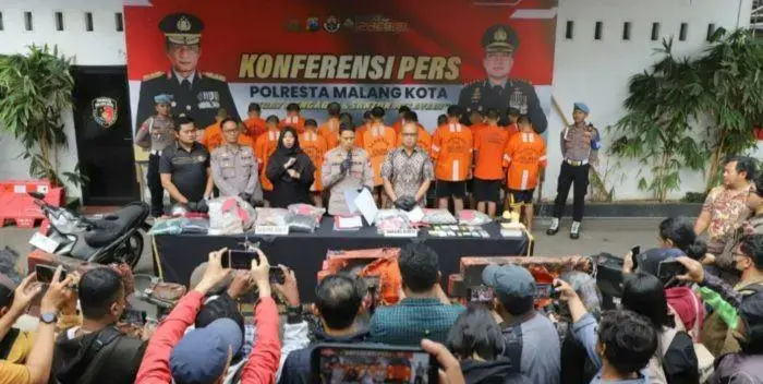 police-stations-burned-in-riots-17-people-arrested-as-suspects-in-malang-city