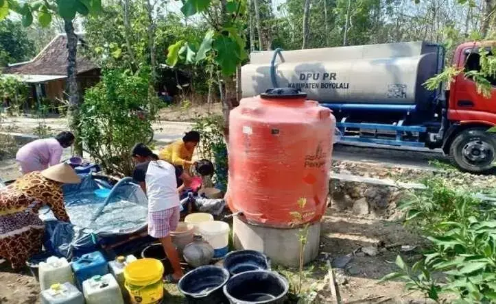 drought-hits-boyolali-bpbd-sends-clean-water-supply-aid