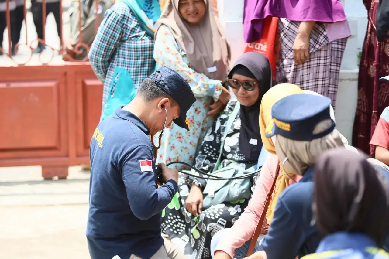 police-provides-free-health-care-while-securing-a-protest-in-brebes