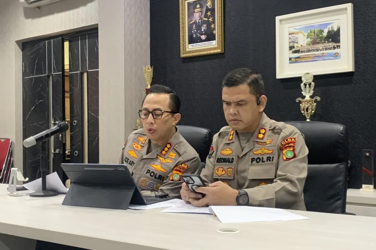 metro-jaya-police-arrest-lokataru-director-for-allegedly-inciting-minors-in-violent-protest