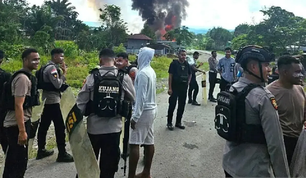 student-dispute-sparks-deadly-riot-in-papuas-elelim-police-officer-injured