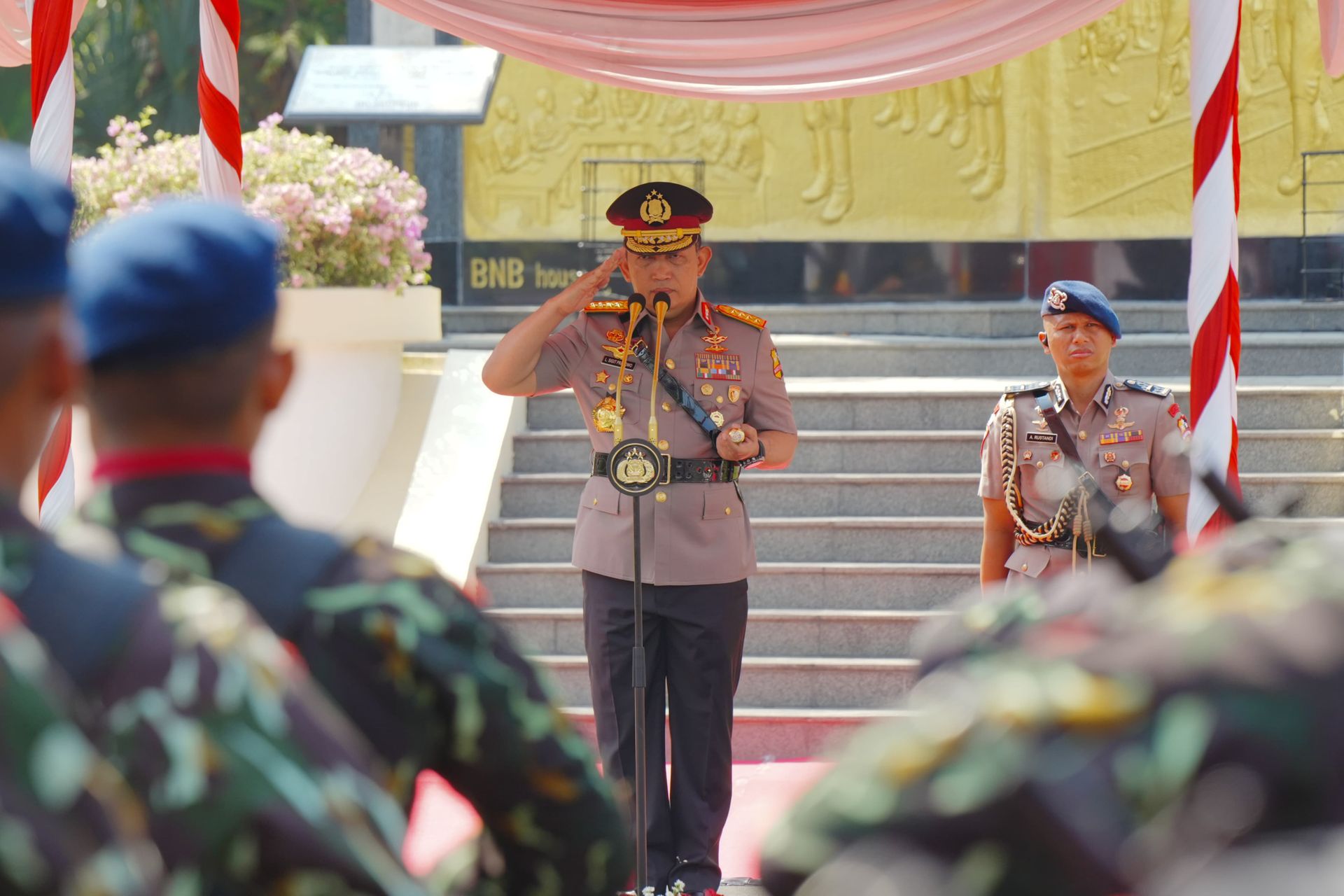 general-sigit-ignites-police-members-spirit-on-inp-fighting-day