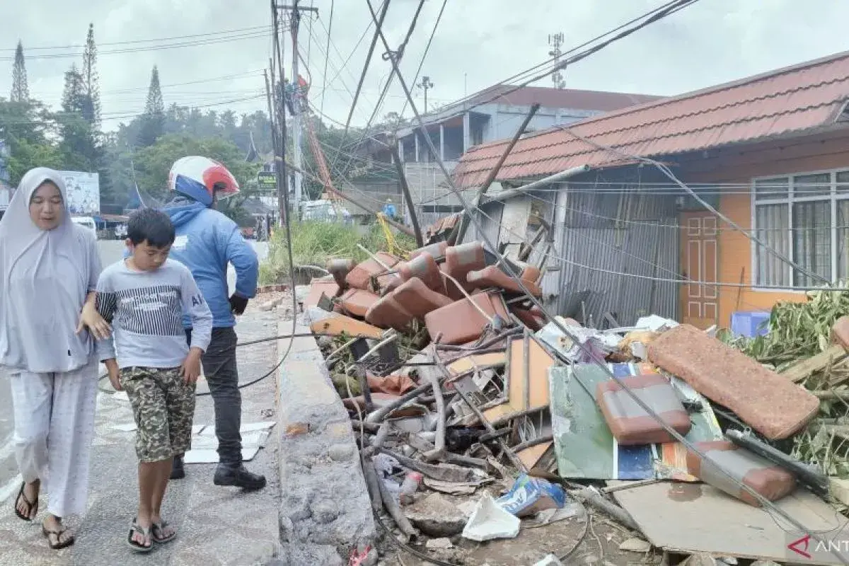 police-investigates-the-cause-of-single-accident-of-als-bus-in-padang-panjang-city