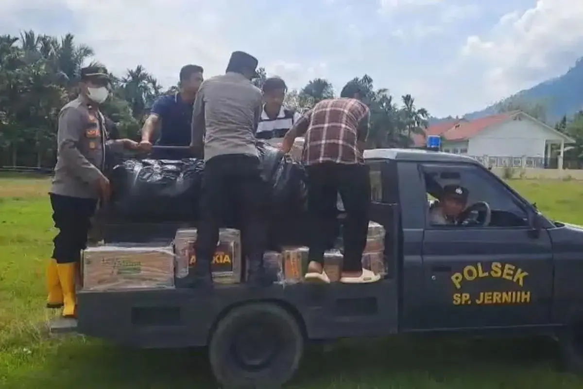 aceh-tamiang-traffic-police-deliver-flood-relief-to-affected-communities