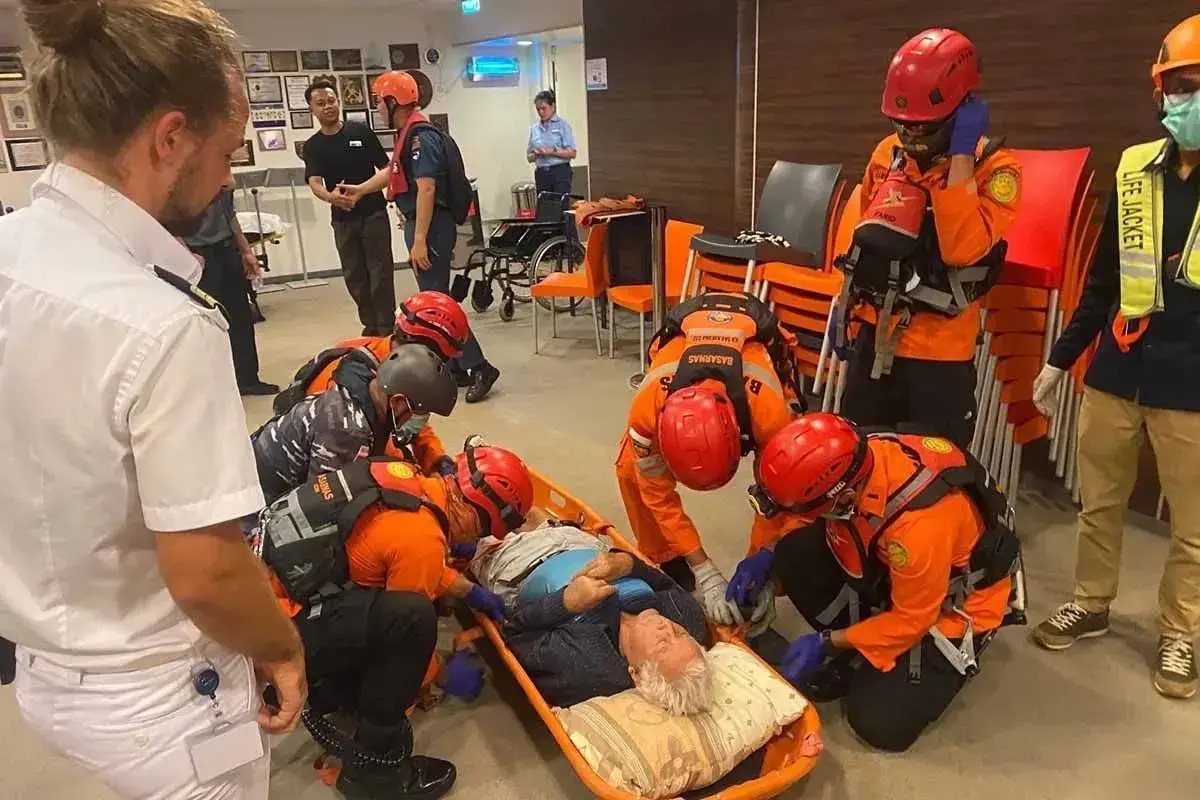 basarnas-evacuates-german-russian-passengers-from-cruise-ship-off-aceh-waters