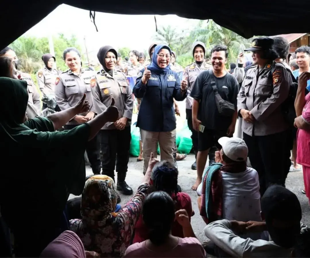 riau-regional-police-provide-supports-for-the-flood-victims-in-rumbai