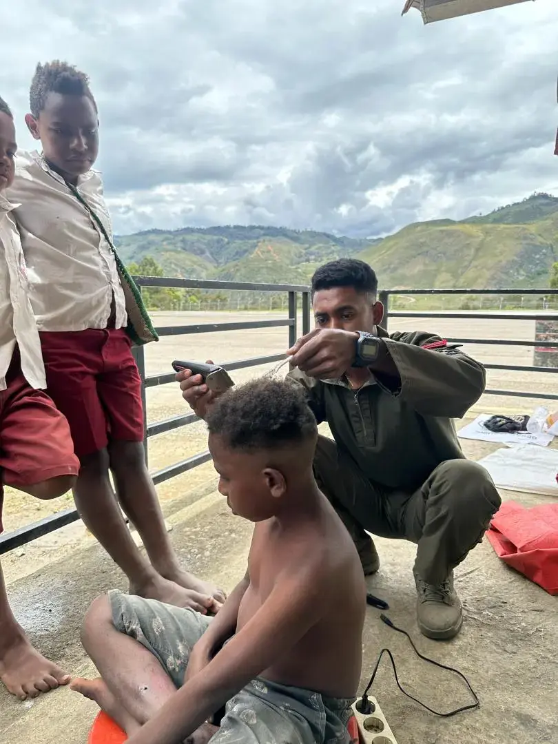 building-bonds-through-free-haircuts-damai-cartenzs-warm-approach-in-lanny-jaya