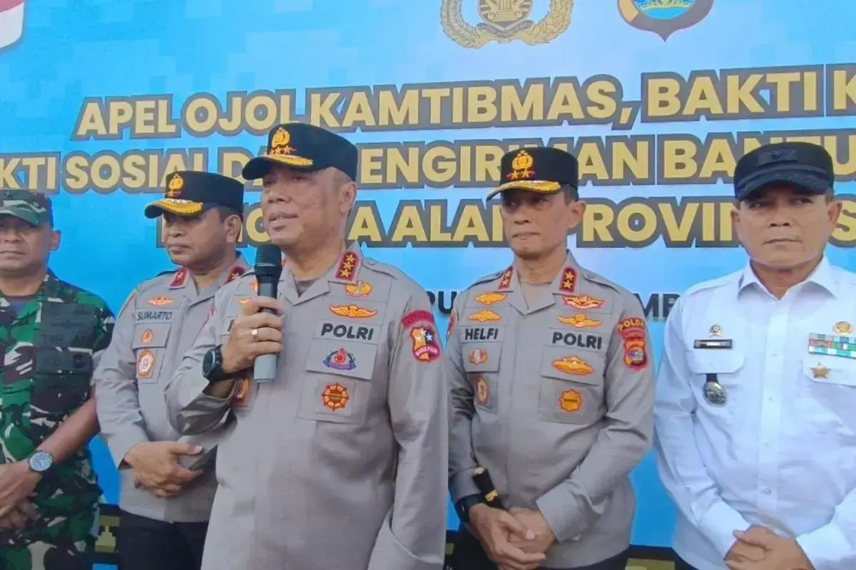 inp-deputy-chief-hands-over-medical-aid-to-online-motorcycle-taxi-drivers-in-lampung
