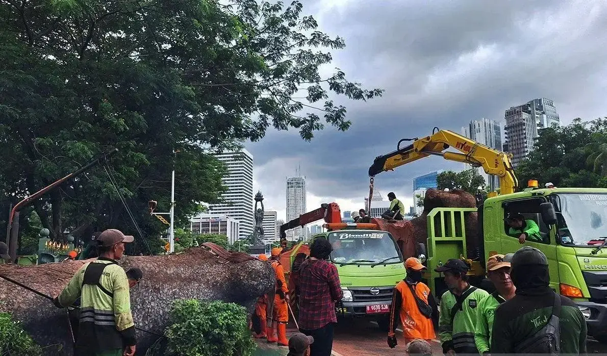 jakarta-mrt-evacuates-524-passengers-after-century-old-tree-causes-major-shutdown