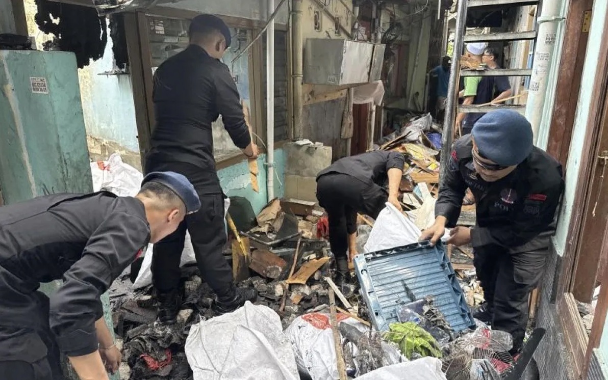 brimob-officers-help-clean-up-after-fire-in-central-jakarta
