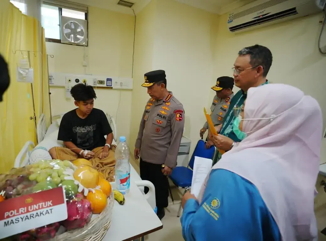 inp-chief-chats-with-the-victims-of-sman-72-bombing-incident