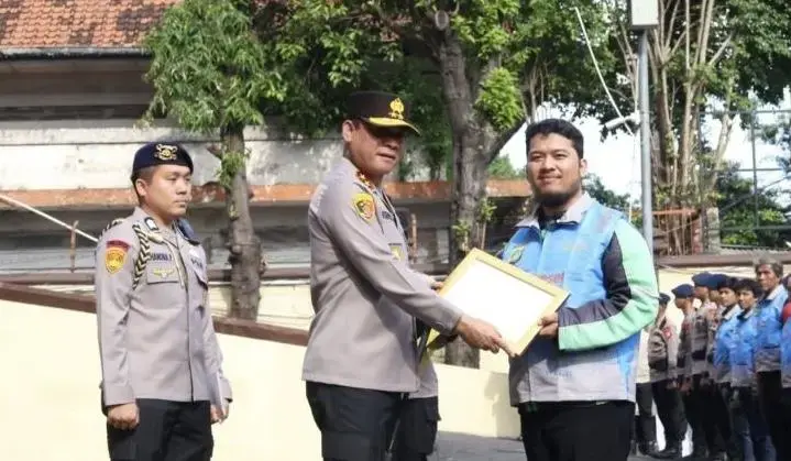 jakarta-metro-police-chief-honors-online-motorbike-taxi-driver-who-foiled-motorcycle-theft