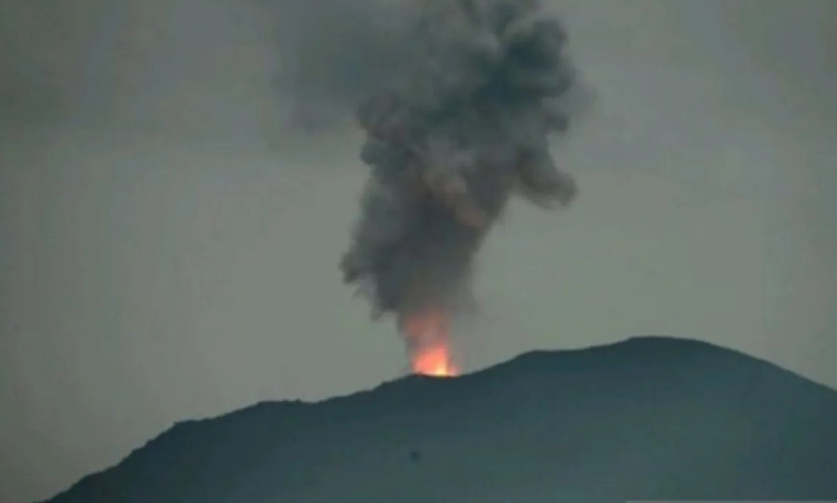 mount-lewotobi-laki-laki-erupts-spewing-fire-1-kilometer-high