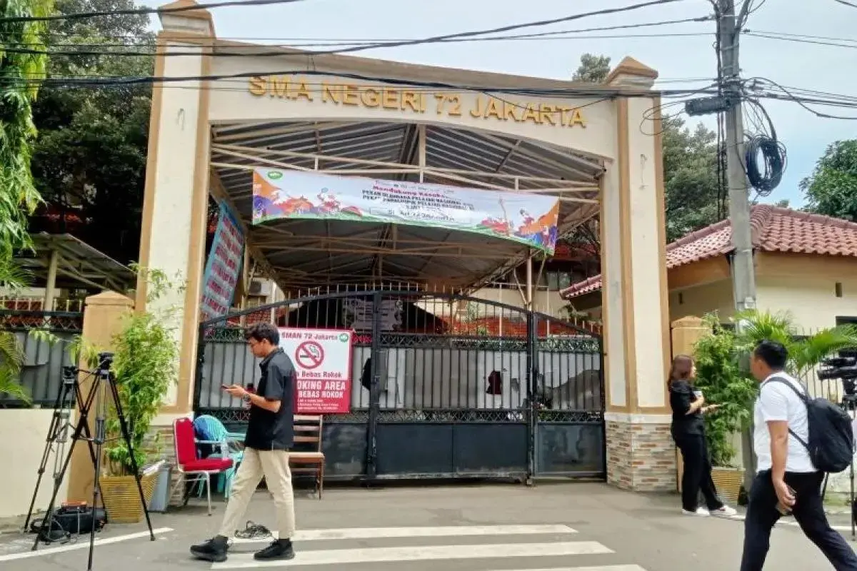 densus-88-finds-seven-explosives-in-sma-72-high-school-blast-case