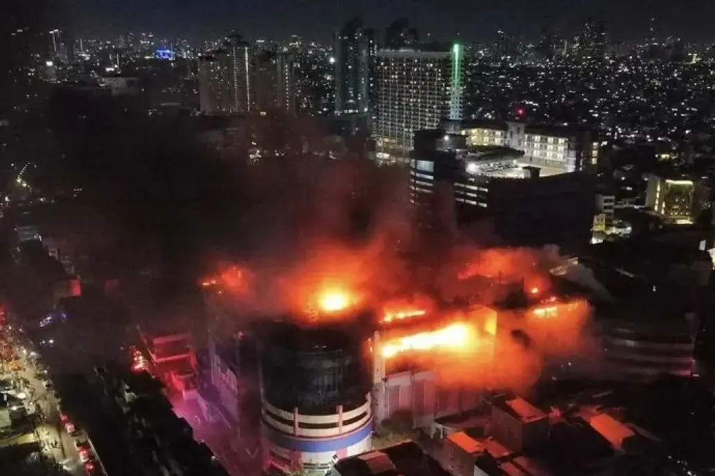 explosions-rock-glodok-plaza-fire-in-west-jakarta