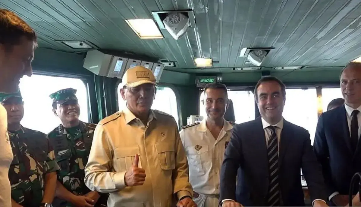 defense-minister-visits-french-aircraft-carrier-in-lombok