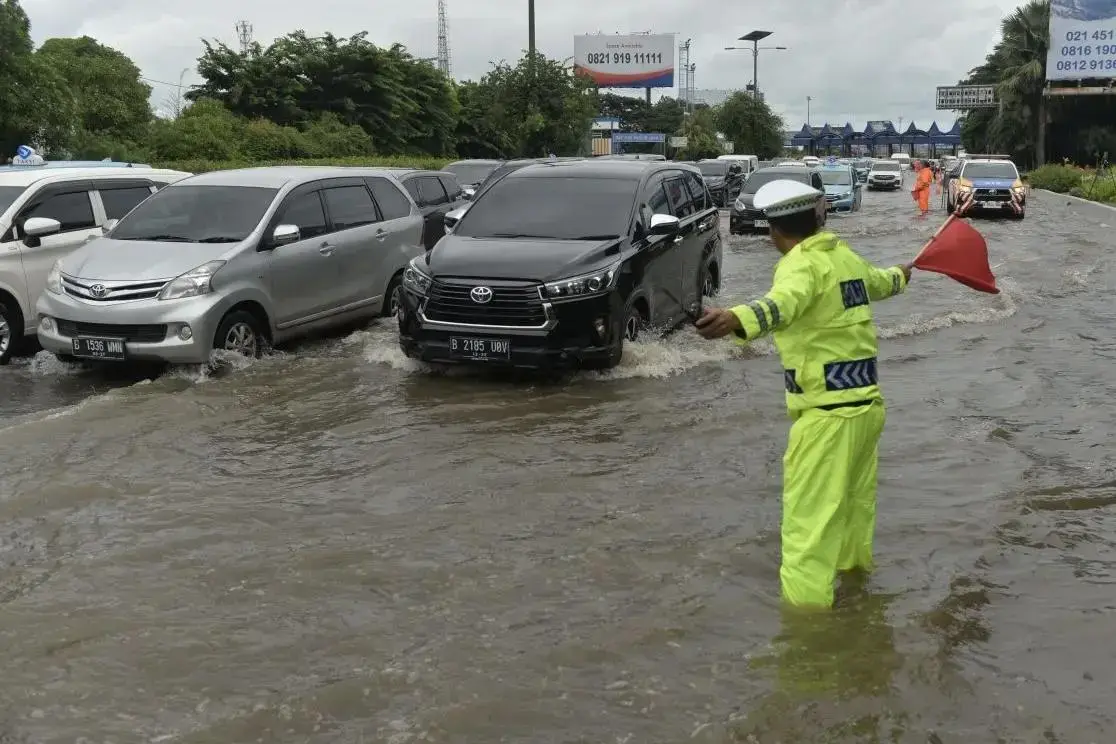 flooded-soedyatmo-toll-road-disrupts-access-to-soekarno-hatta-airport