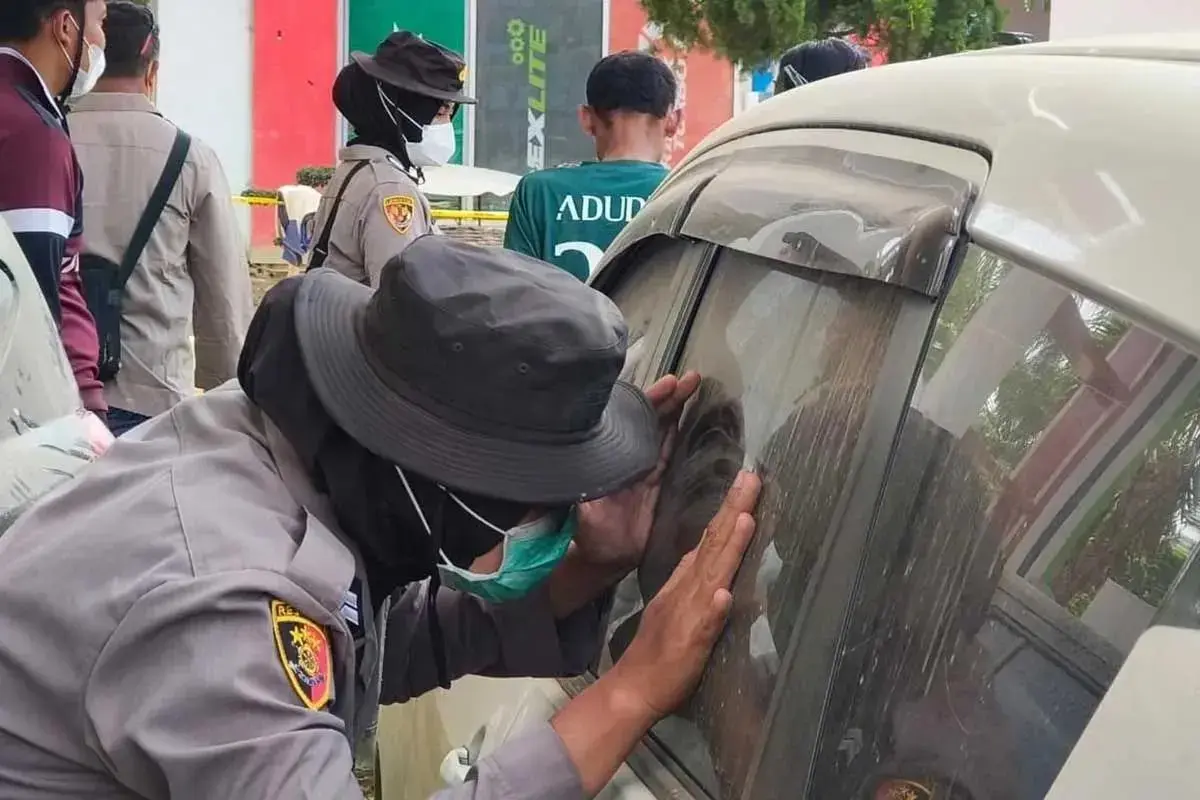 police-inspect-flood-damaged-cars-in-aceh-tamiang-debunk-rumors-of-bodies